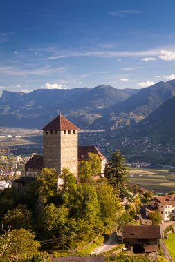 Tirolo Kalesi manzaralı, Güney Tirol, Bolzano