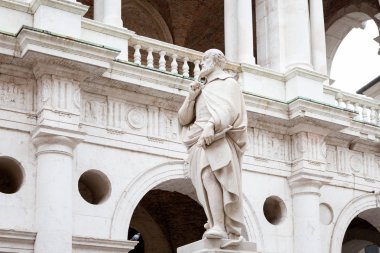 İtalya 'nın Verona kentindeki bir şehir meydanı olan Piazza dei Signori' deki anıtın manzarası