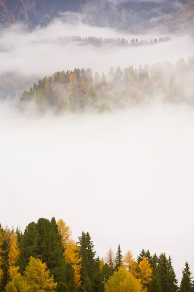 Vista Panorámica Nubes Bajas Sobre Montañas — Foto de Stock