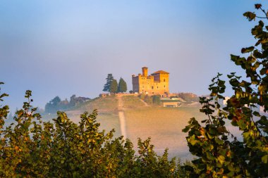Grinzane Cavour Kalesinin şafak vakti manzarası, Piedmont, İtalya