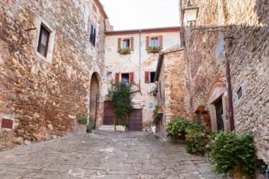 Manciano 'nun dar sokakları, Toskana, İtalya' nın antik güzel köyü.