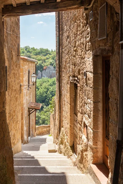 Antik dar cadde Pitigliano, Toskana, İtalya