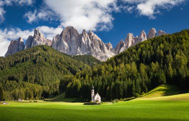 Ranui 'deki San Giovanni Kilisesi Funes, Odle, Dolomites