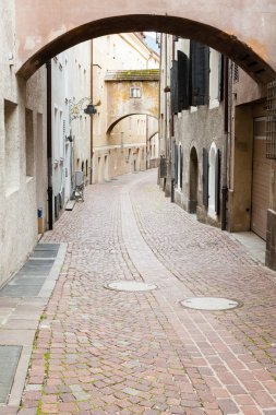 Geleneksel evleri olan dar sokak manzarası, İtalya