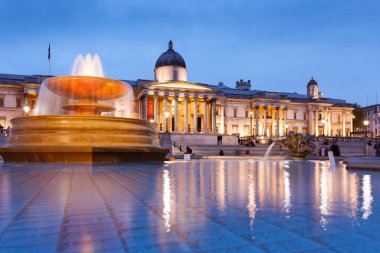 Trafalgar Meydanı gece aydınlandı, Londra
