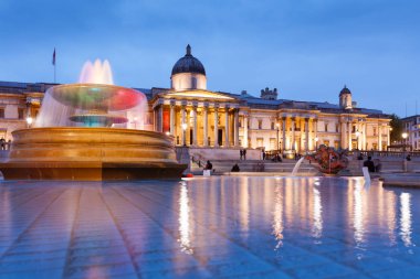 Trafalgar Meydanı gece aydınlandı, Londra