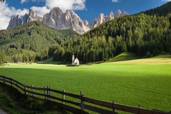 โบสถ San Giovanni Ranui Funes Odle Dolomites — ภาพถ่ายสต็อก