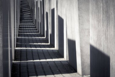 Berlin 'deki Yahudi Soykırımının anısına anıt manzarası
