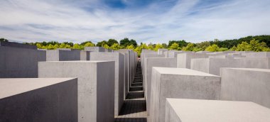 Berlin 'deki Yahudi Soykırımının anısına anıt manzarası