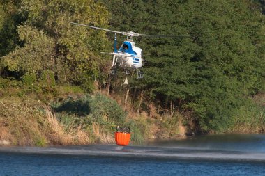 Doğada yangın helikopteri 