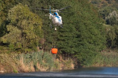 Doğada yangın helikopteri 