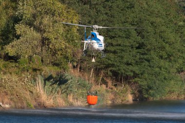 Doğada yangın helikopteri 