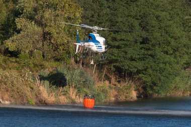 Doğada yangın helikopteri 