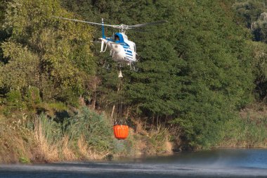 Doğada yangın helikopteri 