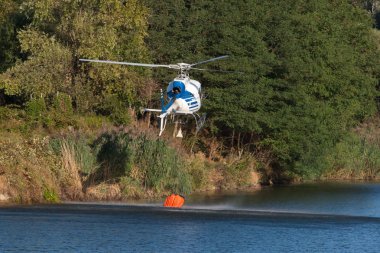 Doğada yangın helikopteri 