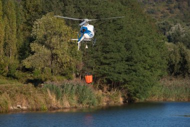 Doğada yangın helikopteri 