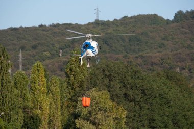 Doğada yangın helikopteri 