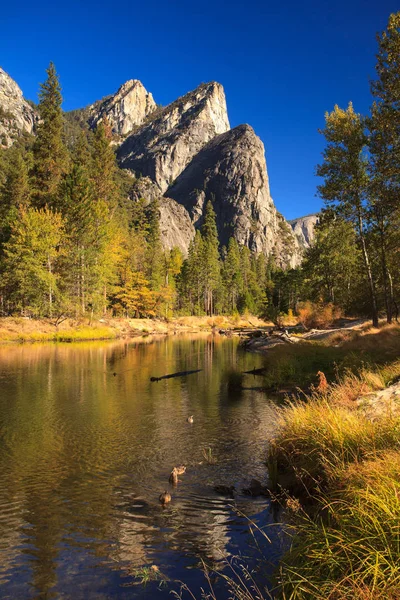 Drie Broers Reflecteren Merced River Yosemite Valley Yosemite Californië Usa — Stockfoto