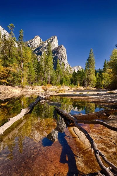 Drie Broers Reflecteren Merced River Yosemite Valley Yosemite Californië Usa — Stockfoto