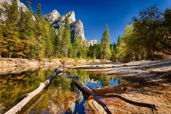 Três Irmãos Refletem Sobre Merced River Yosemite Valley Yosemite Califórnia — Fotografia de Stock