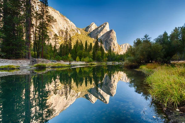 Три Брата Відображають Річці Мерсед Yosemite Valley Yosemite Каліфорнія Сша — стокове фото