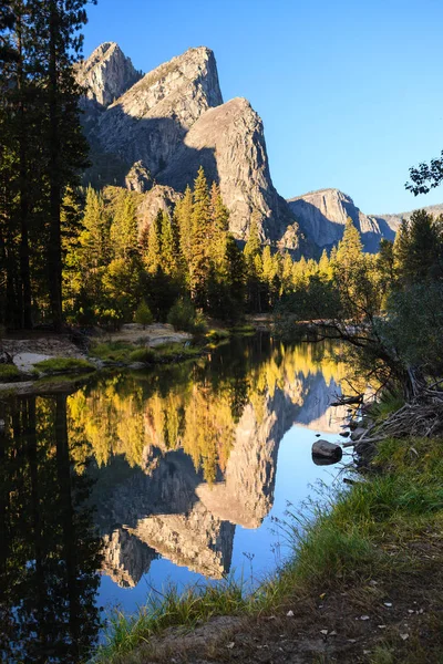 Three Brothers Reflect Merced River Yosemite Valley Yosemite California Usa — Stock Photo, Image