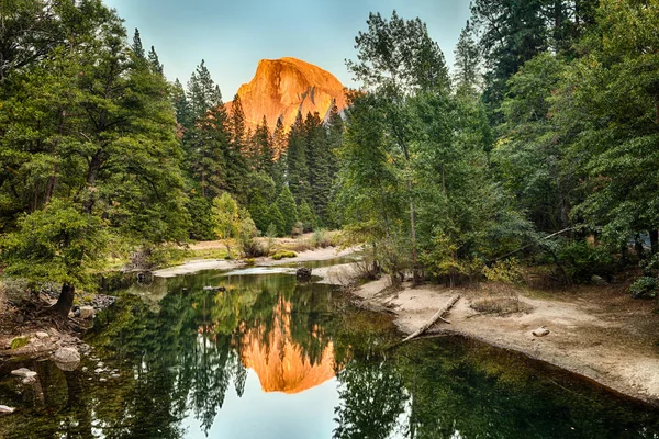 Half Dome Reflekterar Över Merced River Yosemite Valley Yosemite Kalifornien — Stockfoto