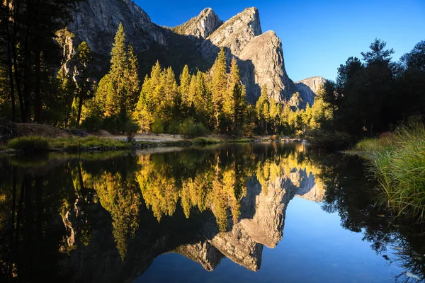 Üç Kardeş Merced Nehri, Yosemite Vadisi, Yosemite Np, Kaliforniya, Amerika Birleşik Devletleri