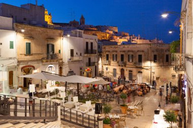 İtalya, Puglia 'daki eski Ostuni kasabasının manzarası