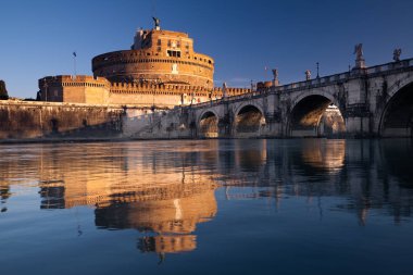 Saint Angelo köprüsü ya da Melekler Köprüsü manzarası