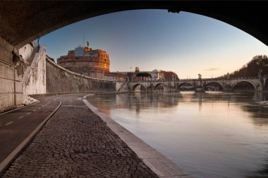 Saint Angelo köprüsü ya da Melekler Köprüsü manzarası
