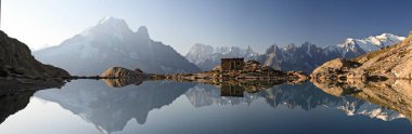 Mont Blanc ve Alpler Chesery Gölü 'ne yansıdı