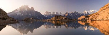 Mont Blanc ve Alpler Chesery Gölü 'ne yansıdı