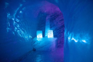 Tuzlu, aydınlık mavi oda. 