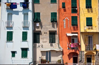 Parlak antik Riomaggiore binaları, Cinque Terre, Liguria, İtalya