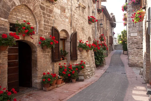 İtalya 'nın Umbria bölgesindeki Assisi kentinin antik sokak manzarası
