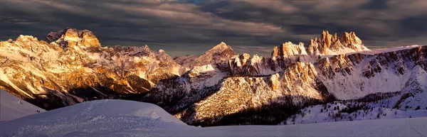Prachtig Winterlandschap Met Sneeuw Bedekte Bergen — Stockfoto