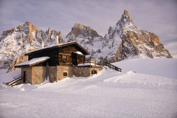 Baita Segantini和Pale San Martino Dolomites — 图库照片