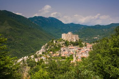 Antik kale ve şaşırtıcı yaz manzarası Castelvecchio di Rocca Barbena İtalyan bölgesi Liguria Savona 'da.