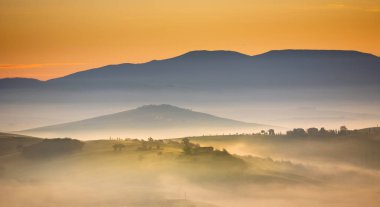 Val d 'Orcia ya da Valdorcia' nın inanılmaz manzarası, Orta İtalya, Toskana bölgesi. Sisli tepeler