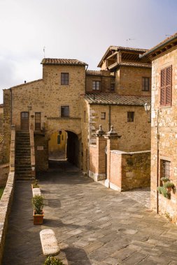 San Quirico d 'Orcia' nın eski caddesi, İtalya 'nın Toskana bölgesinde Siena ili.