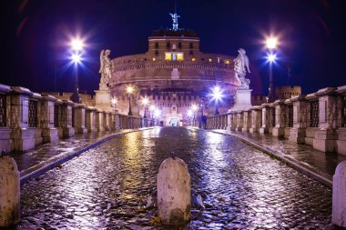 Hadrian mozolesi, genellikle Castel Sant 'Angelo olarak bilinir, Parco Adriano, Roma, İtalya' da yüksek silindirik bir bina. 