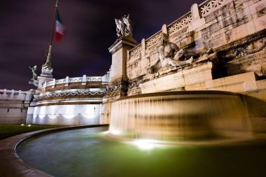 İtalya, Roma 'da Altare Della Patria' nın önündeki Tyrhenian Çeşmesi