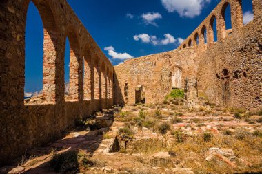 Çatısız taş ev, harabeler, Sardunya, İtalya