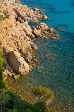 S. Margherita di Pula 'nın kayalık kıyıları, Sardunya, İtalya