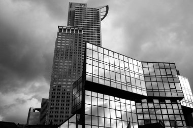 Yansımalar ve gökdelenler, Fransa, Almanya