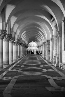 Dük 'ün Sarayı, Venedik Gotik tarzı bir saray ve İtalya' nın kuzeyindeki Venedik şehrinin ana simgelerinden biri.