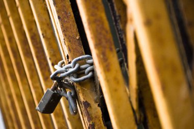 Evin çitlerinde asma kilit var.