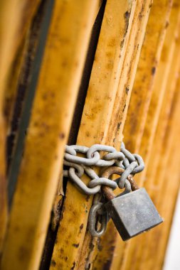 Kapıda zincir var..