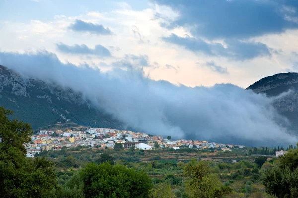 Mal Tiempo Las Nubes Bajas Pueblo Con Casas Luminosas Cerdeña — Foto de Stock